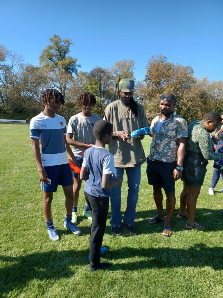 Emmanuel Adebayor joue avec des enfants aux USA (Vidéo)