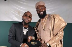 Emmanuel Adebayor réagit suite au décès du fils de Davido, Ifeanyi