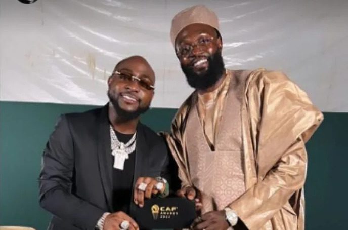 Emmanuel Adebayor réagit suite au décès du fils de Davido, Ifeanyi