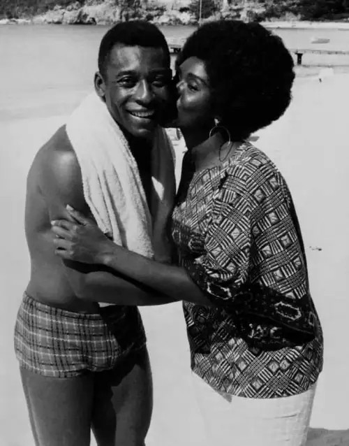 Bella Bellow, ancienne conquête du roi Pelé ? Cette photo de la diva togolaise déchire !
