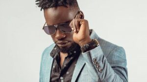 Djifason : L'artiste togolais plaide à genoux pour Aristo le blédard (vidéo)