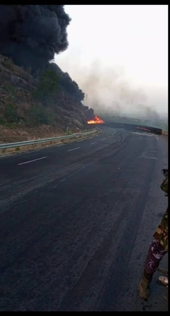D'après Matin Libre, l'engin s’est renversé suite à l’explosion d’un de ses pneus. Le bilan provisoire fait état de deux morts.
