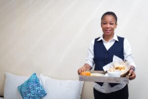 Tout ce qu'il faut savoir sur le métier de serveur au Togo