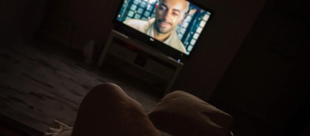 Est-ce dangereux de dormir avec la télé allumée ?