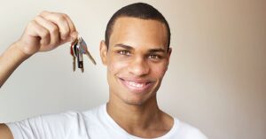 À quel âge doit-on quitter la maison familiale au Togo : Conseils pour les jeunes