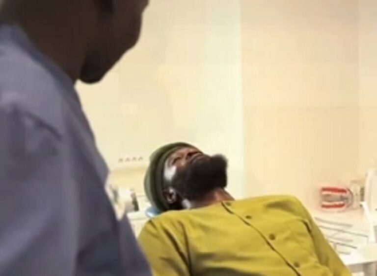 Emmanuel Adebayor visite l&rsquo;hôpital Dogta-Lafiè