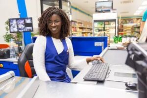 Un supermarché de la place recrute un Caissier