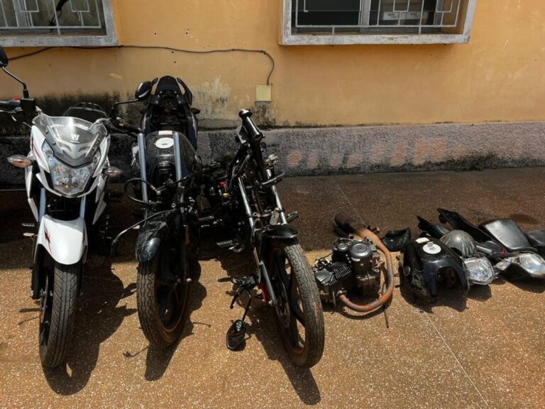 Arrestation de 05 présumés voleurs de motos par la Police Nationale