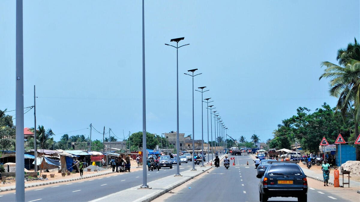 La route Lomé-Aného dotée d'un éclairage public alimenté par énergie solaire