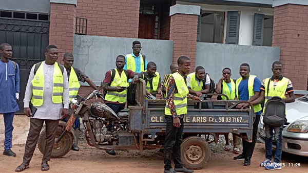 Recensement foncier : Agents vêtus de gilets orange et verts dans les rues d'Agoè-Nyivé 1 et 2