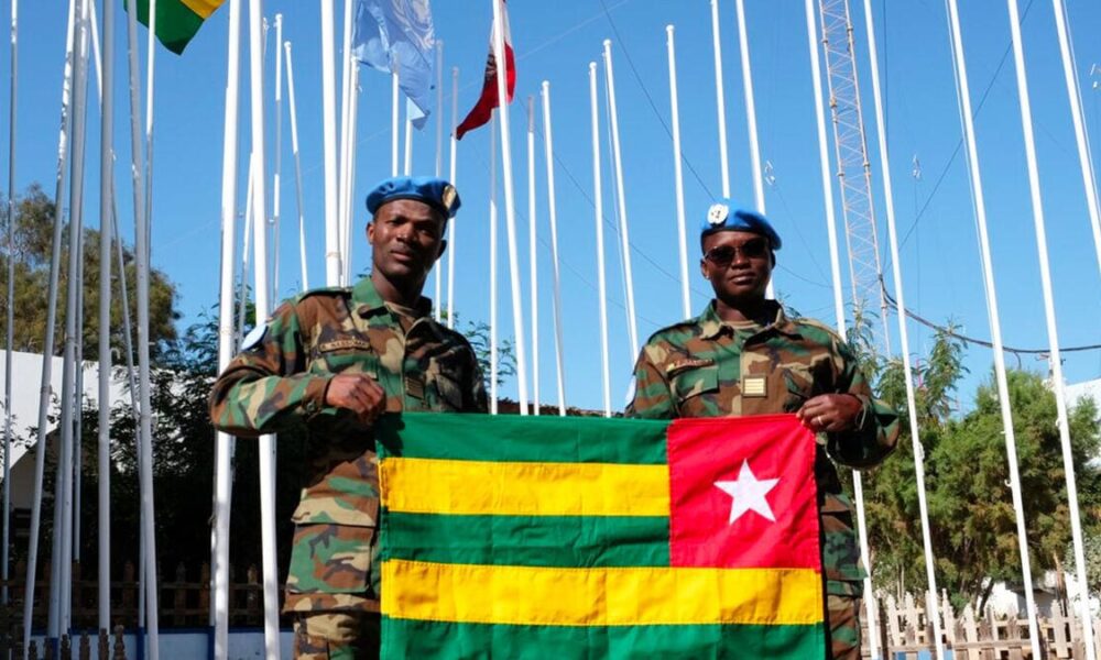 La MINURSO célèbre l'indépendance du Togo en hissant son drapeau