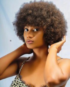 "Nous avons eu des parents toxiques ... zéro tendresse" : L'influenceuse Erka Lalouche s'attire de vives critiques