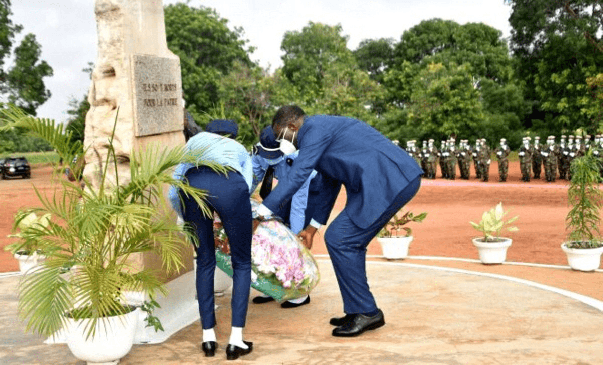 Journée nationale des martyrs : le ministre Yark Damehame a déposé une gerbe de fleurs au nom du chef de l’Etat