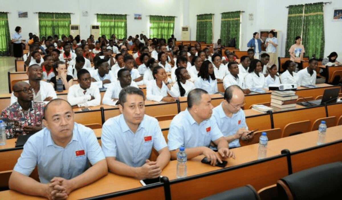 La mission médicale chinoise au Togo renforce les capacités des étudiants