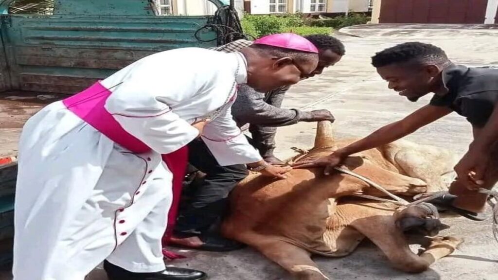 Fête de la Tabaski : L'union Musulmane du Togo offre un présent symbolique à L'archevêque de Lomé