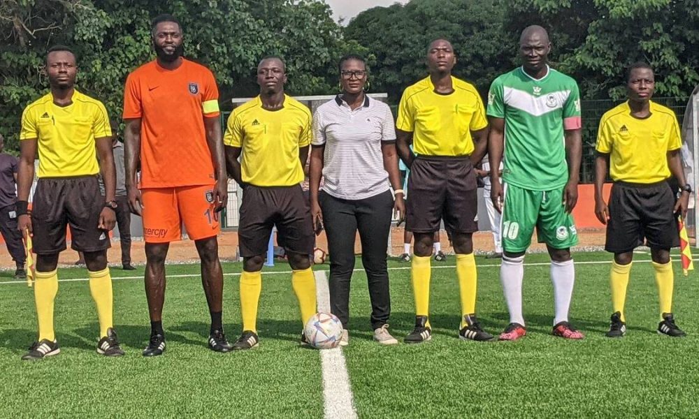 Université de Lomé : Emmanuel Adebayor et les étudiants testent le terrain synthétique