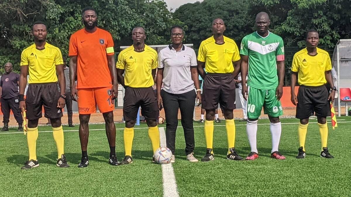 Université de Lomé : Emmanuel Adebayor et les étudiants testent le terrain synthétique