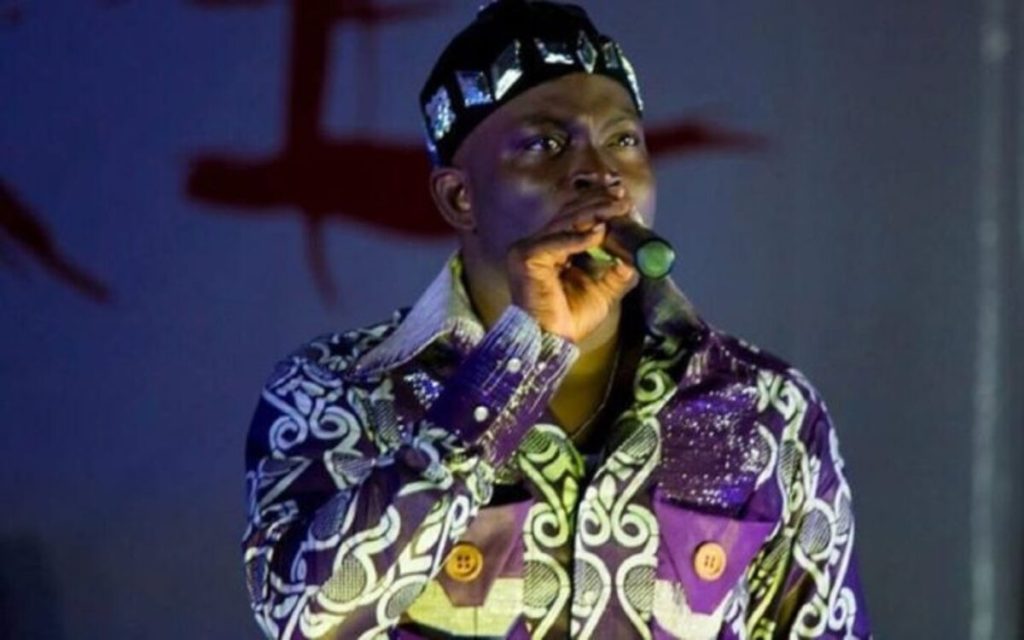 King Papavi Mensah prend d'assaut Hambourg : La légende en concert live
