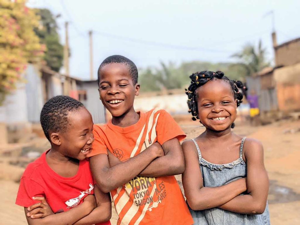 Photo d'enfants souriants (Image prise dans le quartier Bè-Kpota)