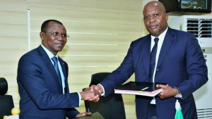 Finances : Le ministre Sani Yaya signe deux accords de prêt de dons avec la BAD
