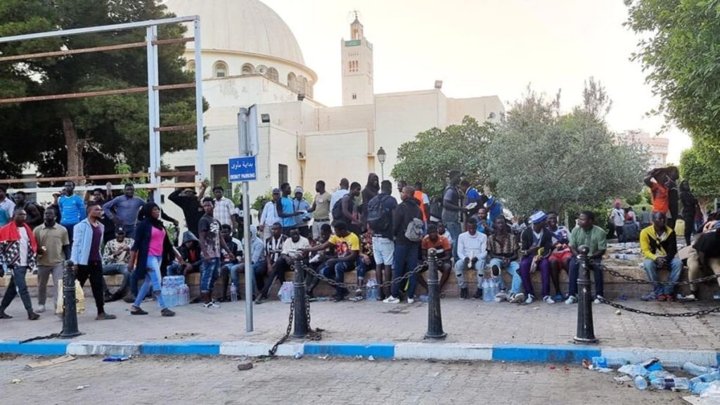 Crise en Tunisie des centaines de migrants trouvent refuge dans une mosquée