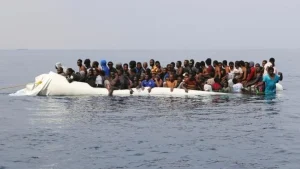 Les recherches de bateaux de migrants portés disparus au large des Canaries ont été temporairement suspendues mercredi en raison des conditions météorologiques difficiles.