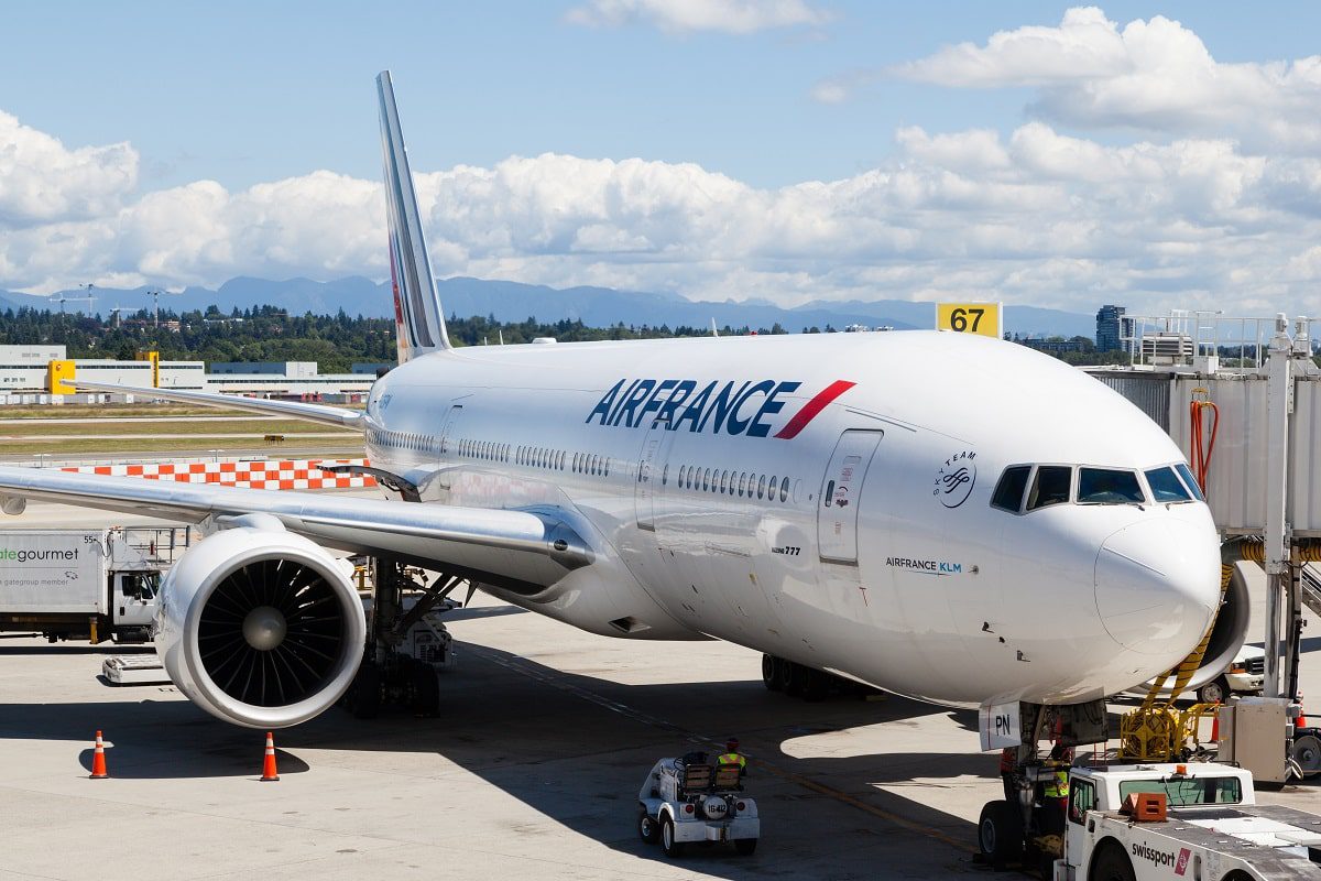 Air France a prolongé "jusqu'au 18 août inclus" la suspension de ses vols à destination et en provenance de Bamako et Ouagadougou "suite au coup d'Etat au Niger et en raison de la situation géopolitique dans la région du Sahel", a indiqué la compagnie vendredi. La compagnie avait annoncé lundi la suspension de ses vols vers le Mali et le Burkina Faso jusqu'à vendredi inclus, peu après la fermeture de l'espace aérien du Niger voisin. Les autorités maliennes et burkinabè ont apporté leur soutien aux auteurs du coup d'État du 26 juillet au Niger. Les pays d'Afrique de l'Ouest de la CEDEAO ont donné leur feu vert jeudi à l'usage de la force pour rétablir le président déchu Mohamed Bazoum, sans toutefois exclure la voie diplomatique pour résoudre la crise. La fermeture de l'espace aérien du Niger oblige les compagnies à faire d'importants détours pour rejoindre l'Europe, ce qui allonge la durée des vols. Air France dit être "en contact avec les autorités françaises" pour suivre "en permanence l'évolution de la situation géopolitique des territoires desservis et survolés par ses avions" et rappelle que "la sécurité de ses clients et de ses équipages est sa priorité absolue". "