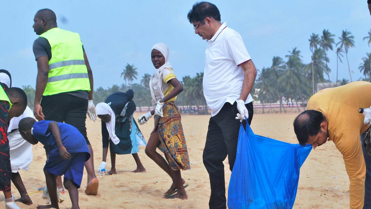 Sanjiv Tandon, l'ambassadeur indien nettoie la plage de Lomé