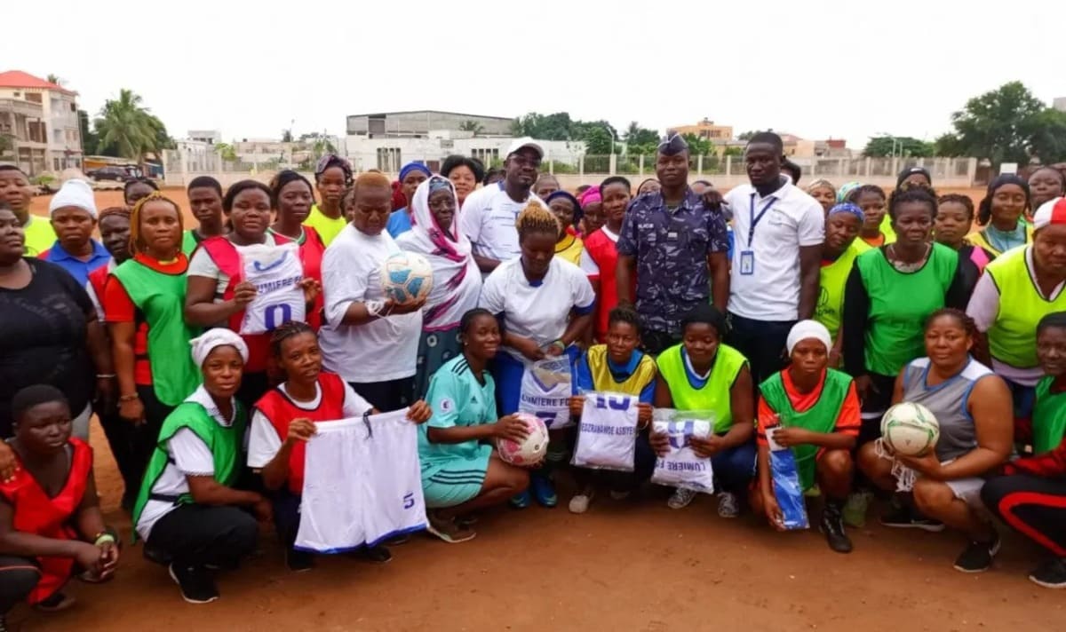 Football : L'équipe féminine du marché de hedjranawe dotée d'équipements sportifs