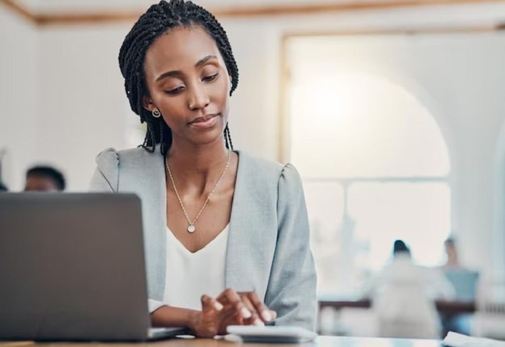 Une entreprise recrute trois agents de marketing et vente