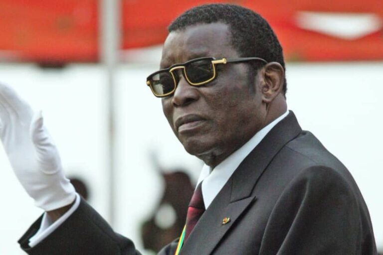 Vidéo : Un étranger se fait tatouer le visage du feu président Éyadéma Gnassingbé