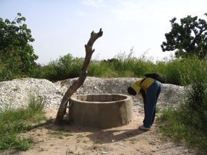 Côte d'Ivoire jeune coincé puits