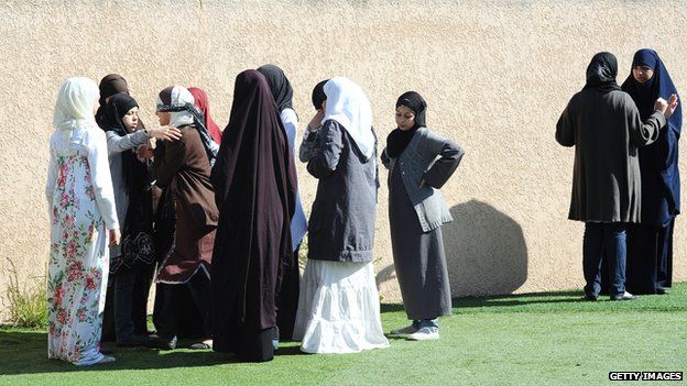 Polémique sur l'Abaya : Les Écoles Françaises Renvoient des Élèves Musulmanes