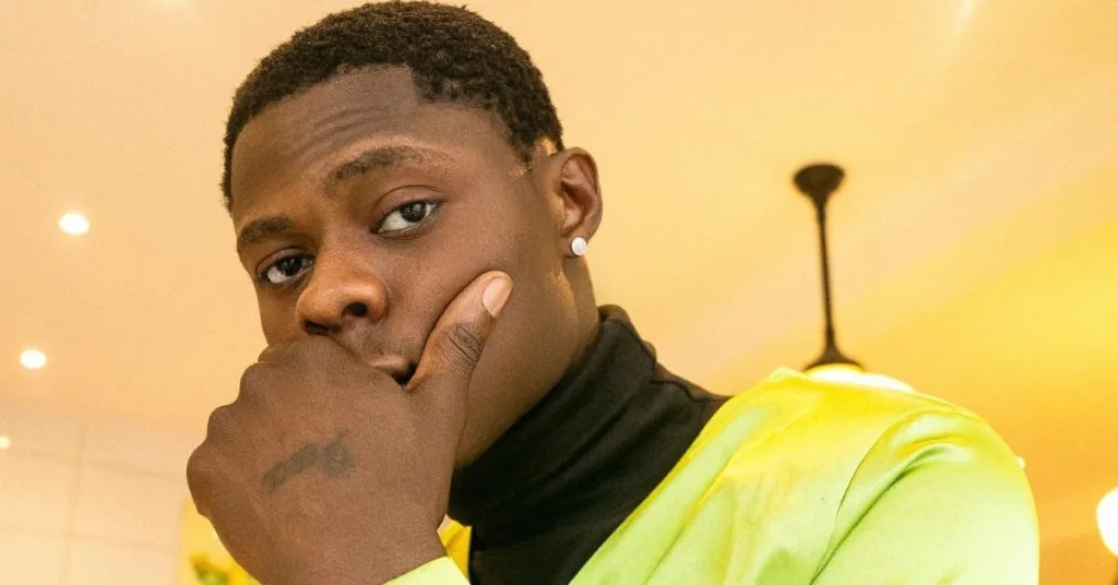 Lagos, 07 octobre 2023 (Lomé Actu) - La mort de la star nigériane des Afrobeats, Mohbad, survenue le mois dernier dans des circonstances troubles, prend une tournure sinistre alors que la police pointe du doigt un infirmier auxiliaire comme le principal suspect de sa mort.