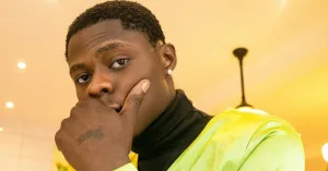 Lagos, 07 octobre 2023 (Lomé Actu) - La mort de la star nigériane des Afrobeats, Mohbad, survenue le mois dernier dans des circonstances troubles, prend une tournure sinistre alors que la police pointe du doigt un infirmier auxiliaire comme le principal suspect de sa mort.