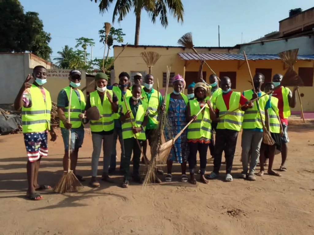 SGI Togo : Les pratiquants bouddhistes au cœur d’une opération de salubrité à Hédzranawoé