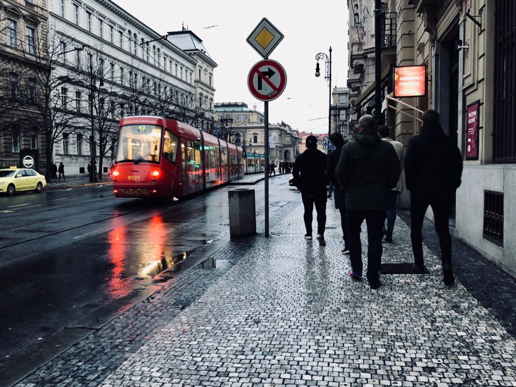 Prague, 21 décembre 2023 (Lomé Actu) - un homme armé a semé la terreur dans une faculté du centre de Prague, en République tchèque, tuant au moins 10 personnes et en blessant 30 autres avant d'être abattu par la police, selon les services d'urgence de la ville.