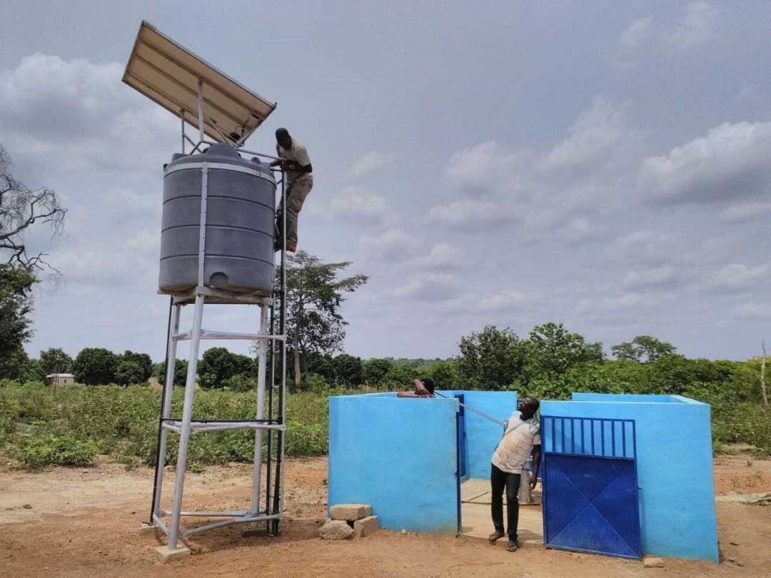 Le Général Damehame Yark, ministre d'Etat en charge de l'eau et de l'hydraulique villageoise, a récemment pris un arrêté portant création, organisation, attributions et fonctionnement de la police des eaux au Togo. Cette décision a des répercussions importantes pour les propriétaires de forages, de puits et d'autres installations qui doivent désormais se conformer à de nouvelles réglementations visant à protéger les ressources en eau du pays. Voici cinq points clés à retenir :