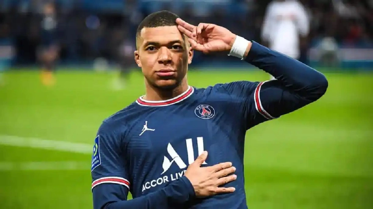 "Du jamais vu" : Daniel Riolo dévoile la proposition astronomique du PSG à Kylian Mbappé