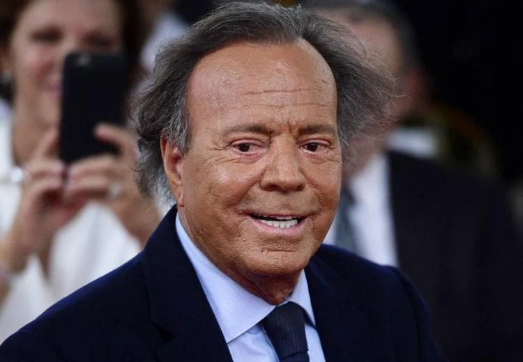 https://actulome.com/espagne-julio-iglesias-arrete-a-laeroport-a-cause-du-contenu-surprenant-de-ses-valises/