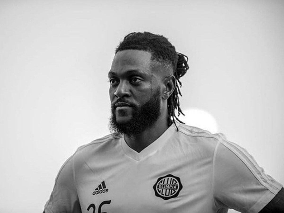 "Je n'ai pas marché avant mes 4 ans", Emmanuel Adebayor, du miraculé à la légende foot