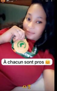 CAN 2023 : Des joueurs ivoiriens offrent-ils leurs médailles à des femmes ?