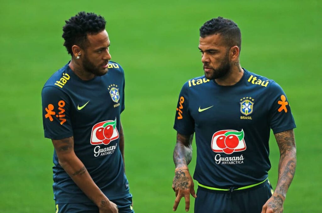 Neymar et sa famille soutiennent Dani Alves