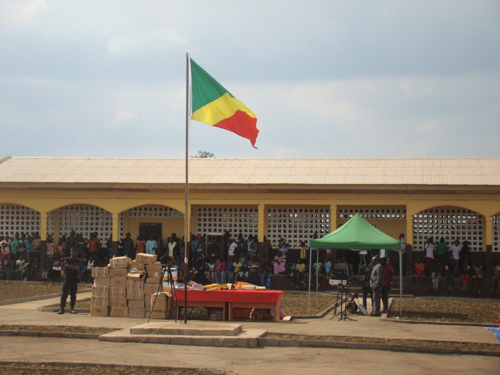 Congo-Brazzaville : Les élèves changent le drapeau de leur lycée