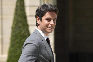 ### Découvrez le Gouvernement Attal au Complet : Une Nouvelle Équipe pour la France Après un mois depuis l'arrivée de Gabriel Attal à Matignon, le gouvernement français est désormais au complet. Sous la direction du Premier ministre Gabriel Attal, une équipe diversifiée se met en place pour répondre aux défis nationaux et internationaux. Voici la composition de ce nouveau gouvernement : #### Les Principaux Ministres : - **Ministre de l'Économie, des Finances et de la Souveraineté Industrielle et Numérique :** Bruno Le Maire - **Ministre de l'Intérieur et des Outre-Mer :** Gérald Darmanin - **Ministre du Travail, de la Santé et des Solidarités :** Catherine Vautrin - **Ministre de l’Éducation Nationale et de la Jeunesse :** Nicole Belloubet - **Ministre de la Culture :** Rachida Dati - **Ministre des Armées :** Sébastien Lecornu - **Garde des Sceaux, Ministre de la Justice :** Éric Dupond-Moretti - **Ministre de l'Europe et des Affaires Étrangères :** Stéphane Séjourné - **Ministre de la Transition Écologique et de la Cohésion des Territoires :** Christophe Béchu - **Ministre de l'Enseignement Supérieur et de la Recherche :** Sylvie Retailleau #### Les Nouveaux Visages : Parmi les nouveaux ministres, on note l'arrivée de Nicole Belloubet à l'Éducation Nationale, de Guillaume Kasbarian au Logement, et de nombreux autres ministres délégués apportant leurs expertises et leurs engagements à leurs postes respectifs. #### Une Équipe Diversifiée pour Répondre aux Enjeux Actuels Avec une équipe aussi diversifiée, le gouvernement Attal s'engage à faire face aux défis économiques, sociaux, environnementaux et internationaux qui se présentent. Chaque ministre apporte sa vision et son expérience pour contribuer à la prospérité et au bien-être de la France. #### Lancement des Actions et des Réformes Maintenant que le gouvernement est en place, il est temps de passer à l'action. Les ministres sont prêts à travailler ensemble pour mettre en œuvre les réformes nécessaires et répondre aux attentes des citoyens français. #### Vers un Avenir Prometteur Avec cette équipe solide et déterminée, la France peut envisager un avenir prometteur, guidée par des valeurs d'innovation, d'inclusion et de progrès. Le gouvernement Attal est prêt à relever les défis du XXIe siècle et à conduire la France vers de nouveaux horizons de réussite et de prospérité.