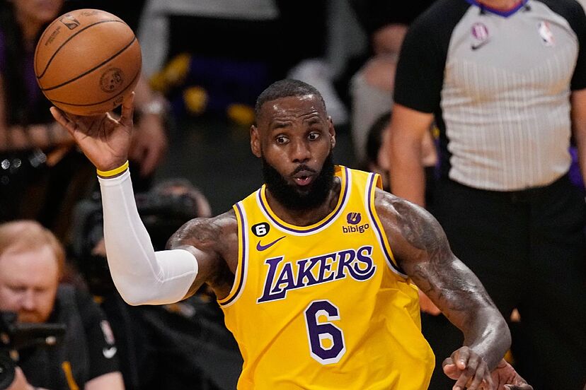 NBA : LeBron James entre dans l'histoire et devient le premier joueur à ...