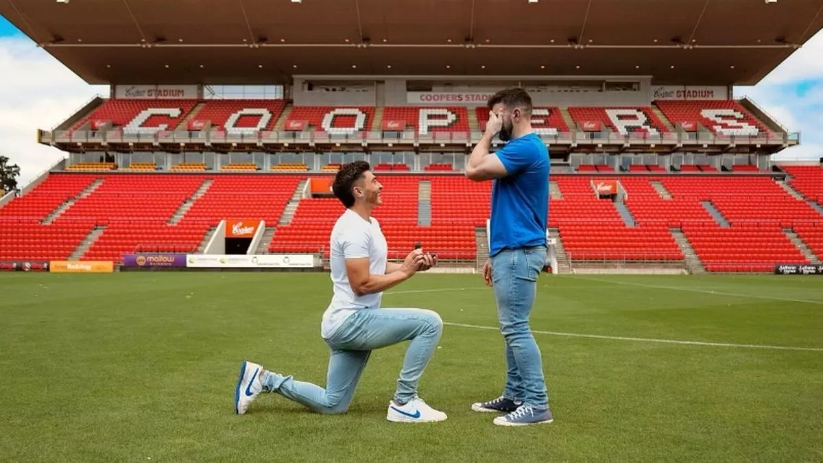 Josh Cavallo : Le joueur gay s'est fiancé sur un terrain de football