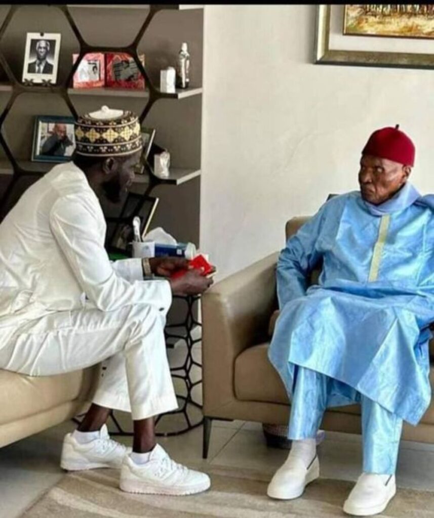 "Ne t’acharne sur personne", les conseils d'Abdoulaye Wade à Bassirou Faye avant l'élection au Sénégal