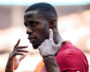 Wilfried Zaha, célèbre footballeur ivoirien, a fait sensation sur les réseaux sociaux en partageant une tendre photo de lui et de son fils sur X (anciennement Twitter).