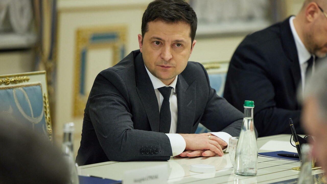 Ukraine : La destitution de Volodymyr Zelensky fait débat